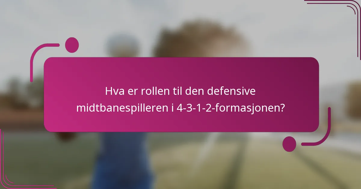 Hva er rollen til den defensive midtbanespilleren i 4-3-1-2-formasjonen?